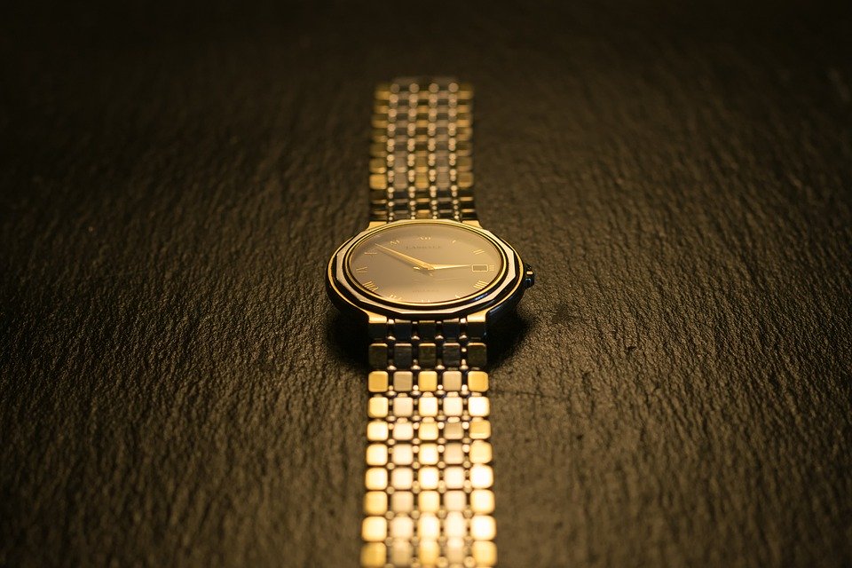 Złoty zegarek dla mężczyzny - hit czy kit?
