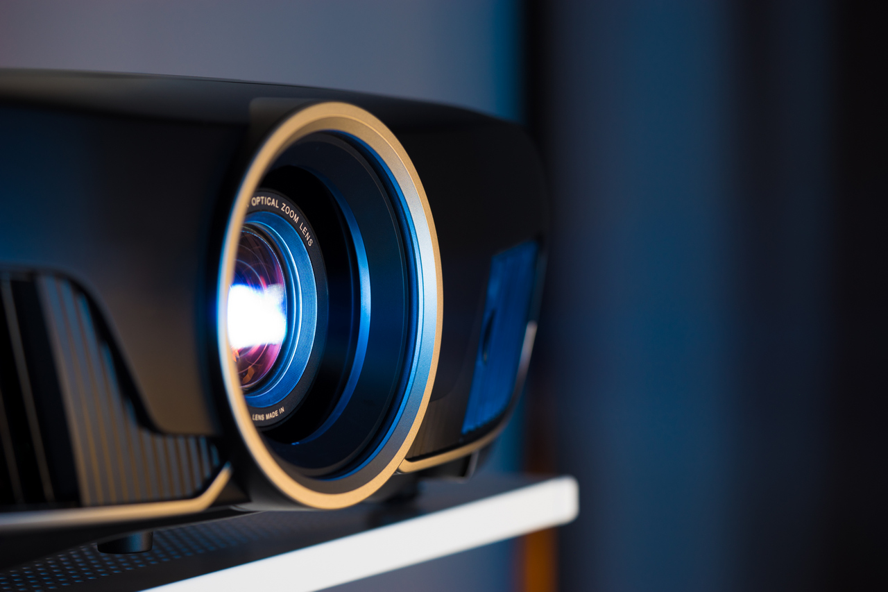 Projektor filmowy do domu – czym kierować się przy wyborze?