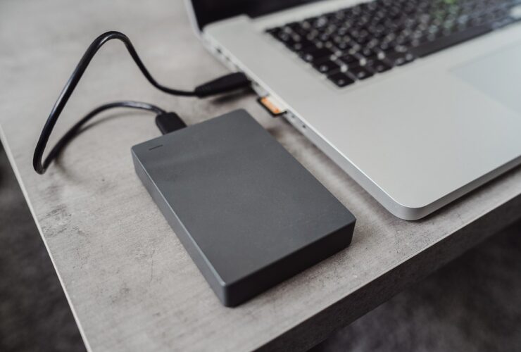 Dysk przenośny podłączony do laptopa