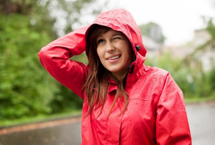 Czym jest gorpcore? - Moda przeciwdeszczowa kurtka